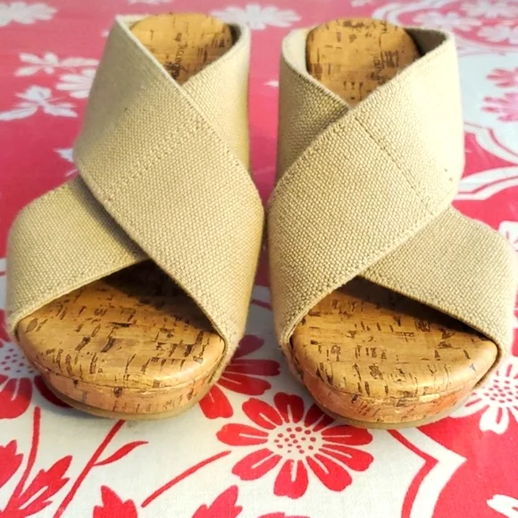 3/$15 Jaclyn Smith sz 6 faux cork wedges - Picture 3 of 8